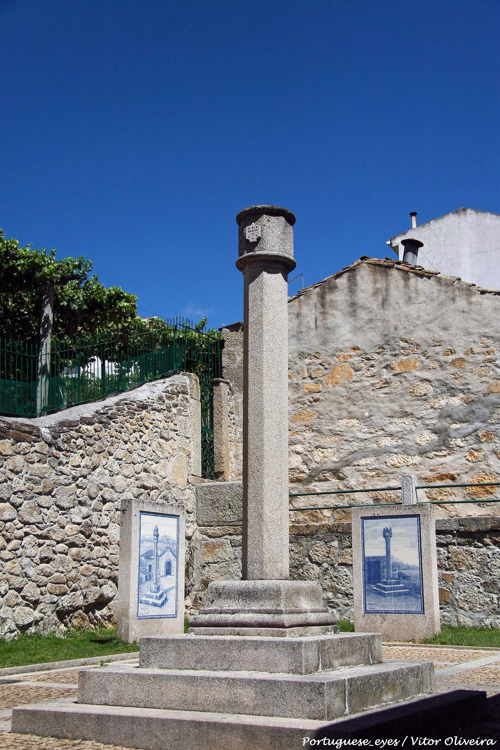 Pelourinho de Tabuaço - Portugal (37671414554).jpg