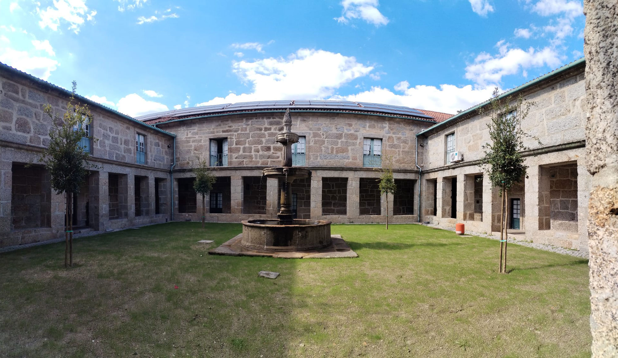 Vista Interior do Claustro - Convento da Madre de Deus - Guimarães.jpg