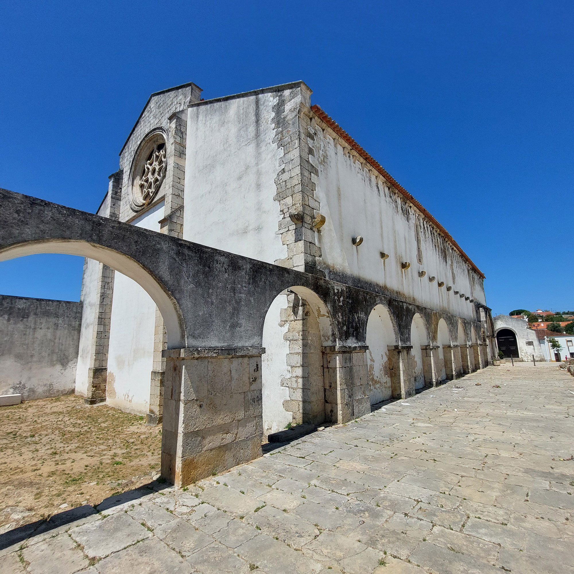 Vista de três quartos para Igreja de Almoster e ruínas do respectivo claustro.jpg